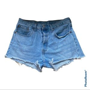 LEVI’S 501 LIGHT WASH SHORTS!